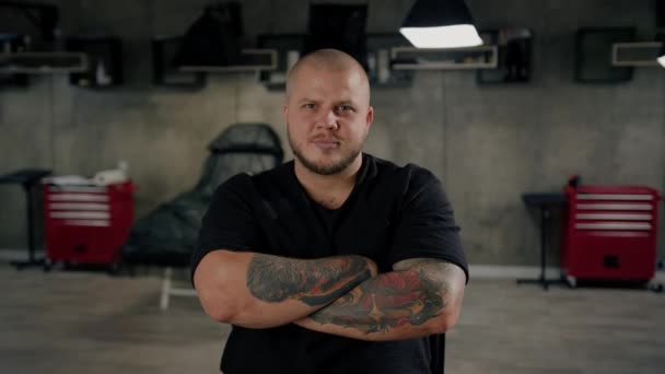 Tatuering Studio Interiör Man Tatuering Artist Med Allvarligt Ansikte — Stockvideo