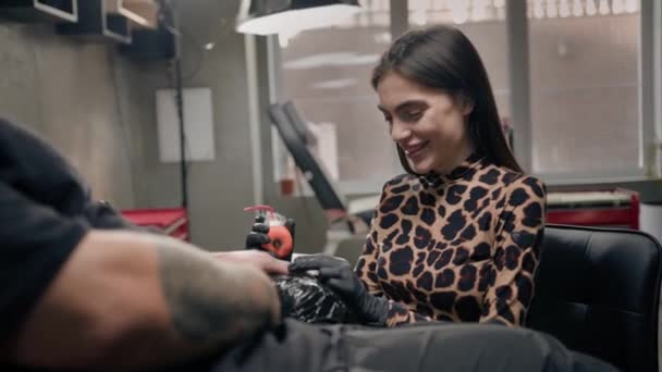 Жінка Татуювання Художник Робить Татуювання Чоловікові Руці Студія Татуювання — стокове відео