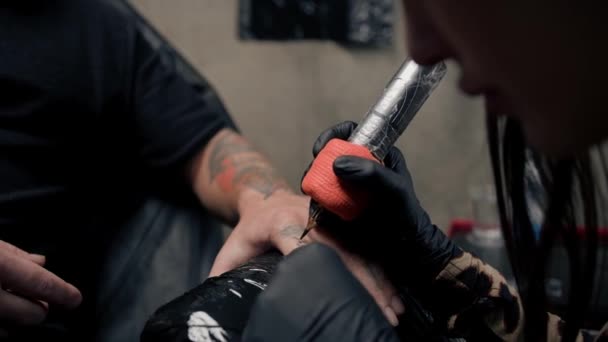 Primer Plano Aguja Penetra Piel Tatuaje Estudio Tatuaje — Vídeos de Stock