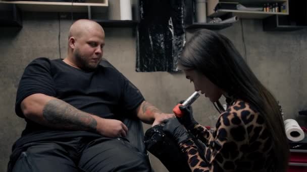 Mujer Tatuaje Artista Hace Tatuaje Hombre Brazo Estudio Tatuaje — Vídeos de Stock