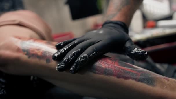 Masculino Tatuaje Artista Ungüento Ungüento Tatuaje Después Sesión Para Una — Vídeos de Stock