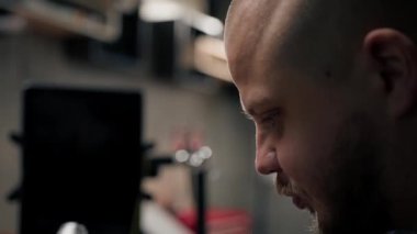 Yakın plan - Erkek dövme sanatçısı, dövme sanatçısı