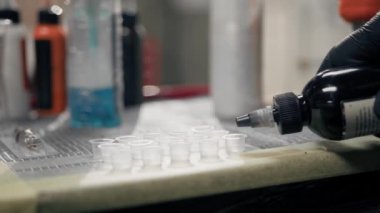 Dövme stüdyosuna mürekkep dökme işlemi.