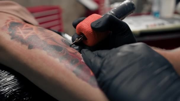 Närbild Processen Att Tatuera Kvinna Benet Manlig Tatuerare Gör Tatuering — Stockvideo