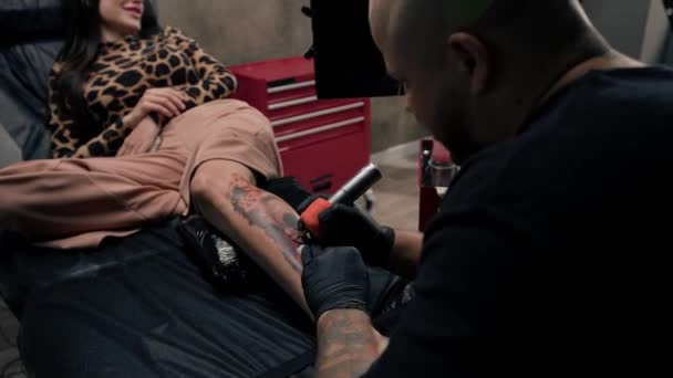 Primer Plano Proceso Tatuar Una Mujer Pierna Hombre Tatuaje Artista — Vídeos de Stock