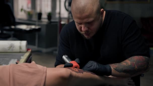 Татуировщик Проводит Сеанс Татуировки Студию Татуировок — стоковое видео