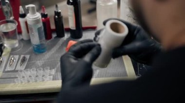 Dövme sanatçısı dövme çamaşır makinesi koleksiyonu yapıyor. Dövme iğneleri