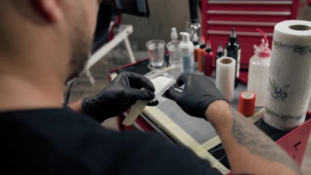 Artista Del Tatuaje Recoge Lavadora Del Tatuaje Agujas Tatuaje — Vídeos de Stock