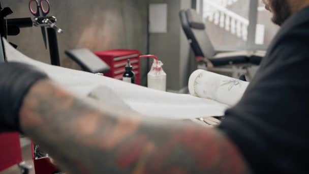 Tatuaje Artista Hace Lugar Trabajo Elegante — Vídeos de Stock