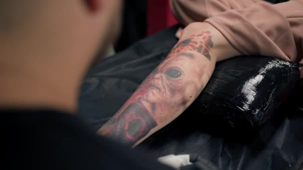 Крупный План Процесс Татуировки Женщины Ноге Мужчина Татуировщик Делает Татуировку — стоковое видео
