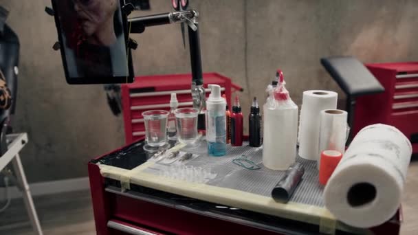 クローズアップ タトゥースタジオでの機器の入れ墨 — ストック動画