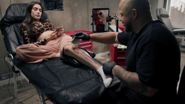 Proceso Tatuar Una Mujer Hombre Tatuaje Artista Hacer Tatuaje — Vídeos de Stock