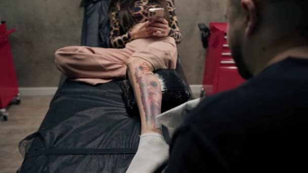 Крупный План Процесс Татуировки Женщины Ноге Мужчина Татуировщик Делает Татуировку — стоковое видео