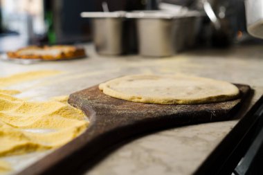 Restoran Şefi Pizza Hazırlıyor, Kneading Dough, un sürüyor. Lezzetli Organik Yemekler Pişiriyorum. Yavaş Sinema Sineması