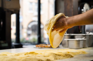 Restoran Şefi Pizza Hazırlıyor, Kneading Dough, un sürüyor. Lezzetli Organik Yemekler Pişiriyorum. Yavaş Sinema Sineması