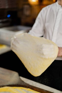Restoran Şefi Pizza Hazırlıyor, Kneading Dough, un sürüyor. Lezzetli Organik Yemekler Pişiriyorum. Yavaş Sinema Sineması