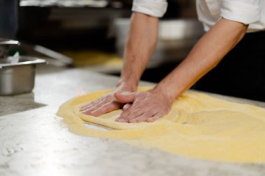 Restoran Şefi Pizza Hazırlıyor, Kneading Dough, un sürüyor. Lezzetli Organik Yemekler Pişiriyorum. Yavaş Sinema Sineması