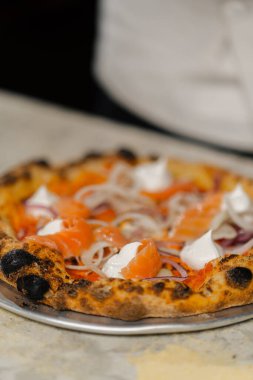 Profesyonel mutfak - şef lezzetli pizza hazırlıyor, pizza pişirme süreci