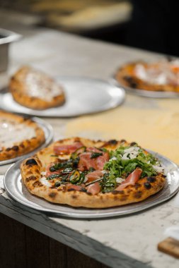 Profesyonel mutfak - şef lezzetli pizza hazırlıyor, pizza pişirme süreci