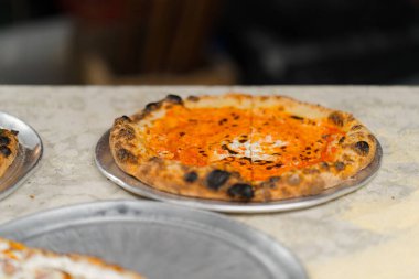 Profesyonel mutfak - şef lezzetli pizza hazırlıyor, pizza pişirme süreci