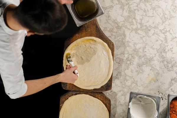 Restauracji Profesjonalny Kucharz Przygotowuje Pizzę Dodaje Sos Ciasta Gotowanie Pyszne — Zdjęcie stockowe