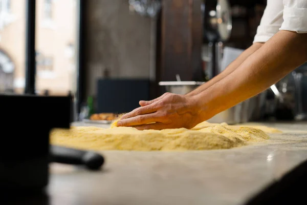 Restoran Şefi Pizza Hazırlıyor Kneading Dough Sürüyor Lezzetli Organik Yemekler — Stok fotoğraf