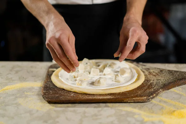 Ресторані Професійний Шеф Кухар Готує Піцу Додає Соус Тіста Приготування — стокове фото