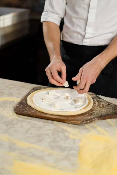 Restauracji Profesjonalny Kucharz Przygotowuje Pizzę Dodaje Sos Ciasta Gotowanie Pyszne — Zdjęcie stockowe