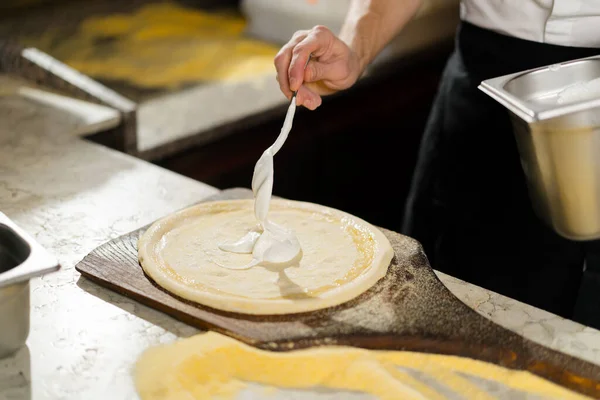 Het Restaurant Bereidt Een Professionele Chef Pizza Voegt Saus Toe — Stockfoto