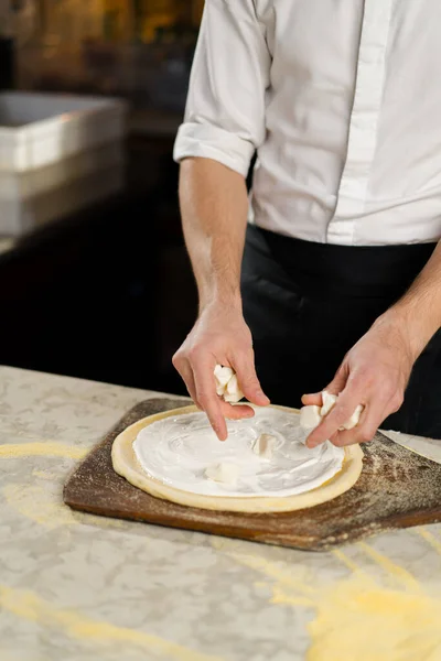 Restaurangen Tillagar Professionell Kock Pizza Tillsätter Sås Till Degen Matlagning — Stockfoto