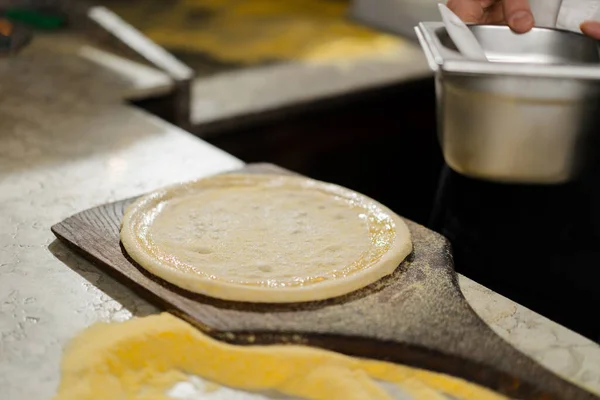 Restoran Şefi Pizza Hazırlıyor Kneading Dough Sürüyor Lezzetli Organik Yemekler — Stok fotoğraf