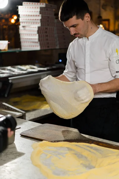 Restaurante Professional Chef Preparando Pizza Massa Amassar Despejando Culinária Deliciosa — Fotografia de Stock