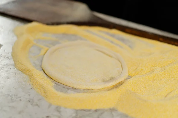 Restoran Chef Profesional Persiapan Pizza Kneading Dough Mengalir Itu Memasak — Stok Foto