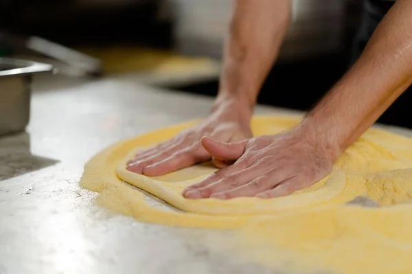 Restauracja Profesjonalny Szef Kuchni Przygotowanie Pizzy Kneading Ciasto Mąki Gotowanie — Zdjęcie stockowe