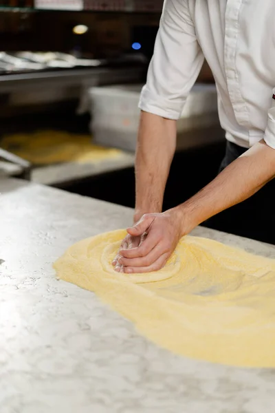 Restauracja Profesjonalny Szef Kuchni Przygotowanie Pizzy Kneading Ciasto Mąki Gotowanie — Zdjęcie stockowe