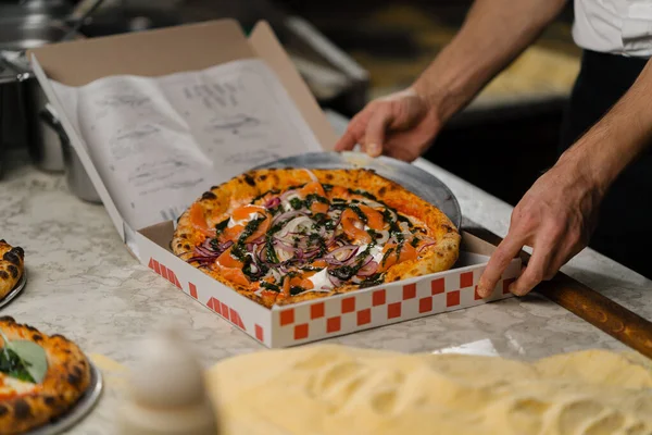 Cocina Profesional Chef Está Preparando Deliciosa Pizza Proceso Cocción Pizza — Foto de Stock