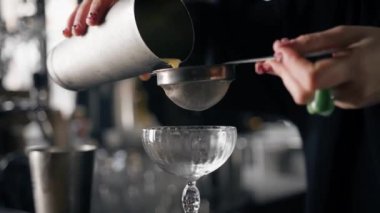Restoran barında güzel bir alkol kokteyli yaratma süreci.
