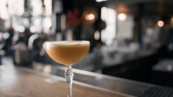 Het Proces Van Het Maken Van Een Mooie Alcohol Cocktail — Stockvideo