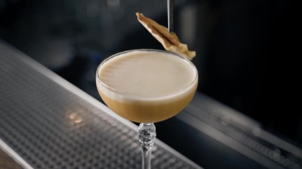 在餐馆酒吧里创造美丽的酒精鸡尾酒的过程 — 图库视频影像