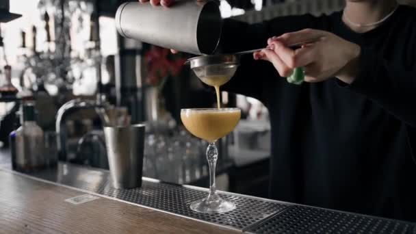 在餐馆酒吧里创造美丽的酒精鸡尾酒的过程 — 图库视频影像