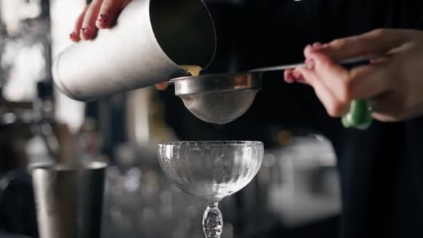 Процес Створення Красивого Алкогольного Коктейлю Барі Ресторану — стокове відео