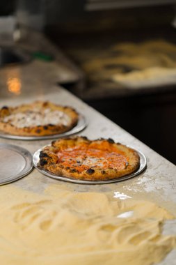 Profesyonel mutfak - şef lezzetli pizza hazırlıyor, pizza pişirme süreci