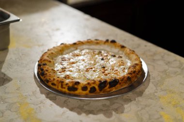 Lokantada 4 peynirli sıcak lezzetli pizza hazır - geleneksel İtalyan mutfağı