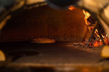 Taş fırında İtalyan pizzası pişirmek. 4 peynirli pizzayı sobadan çıkarıyorum - geleneksel tarifle..