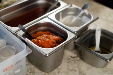 Yakın plan. Restorandaki bir kutuda domates ezmesi. Pizza yapmak için malzemeler.