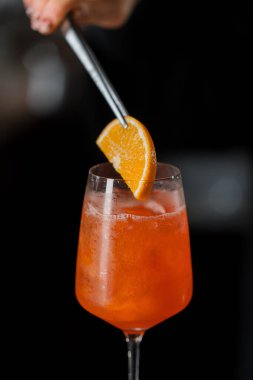 Yakın plan - bir restoranda karıştırıcı kullanarak kokteyl hazırlama süreci