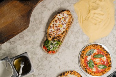 Profesyonel restoran mutfağı - tepside lezzetli pizza