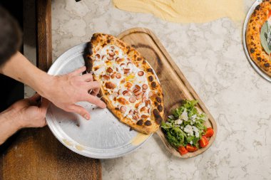 Profesyonel restoran mutfağı - tepside lezzetli pizza