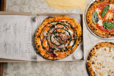 Restorandaki pizza kutusunda balıklı lezzetli bir pizza. Teslimata hazır.