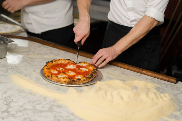 Profesjonalny Kucharz Dekorowanie Margherita Pizza Kuchni Restauracji — Zdjęcie stockowe